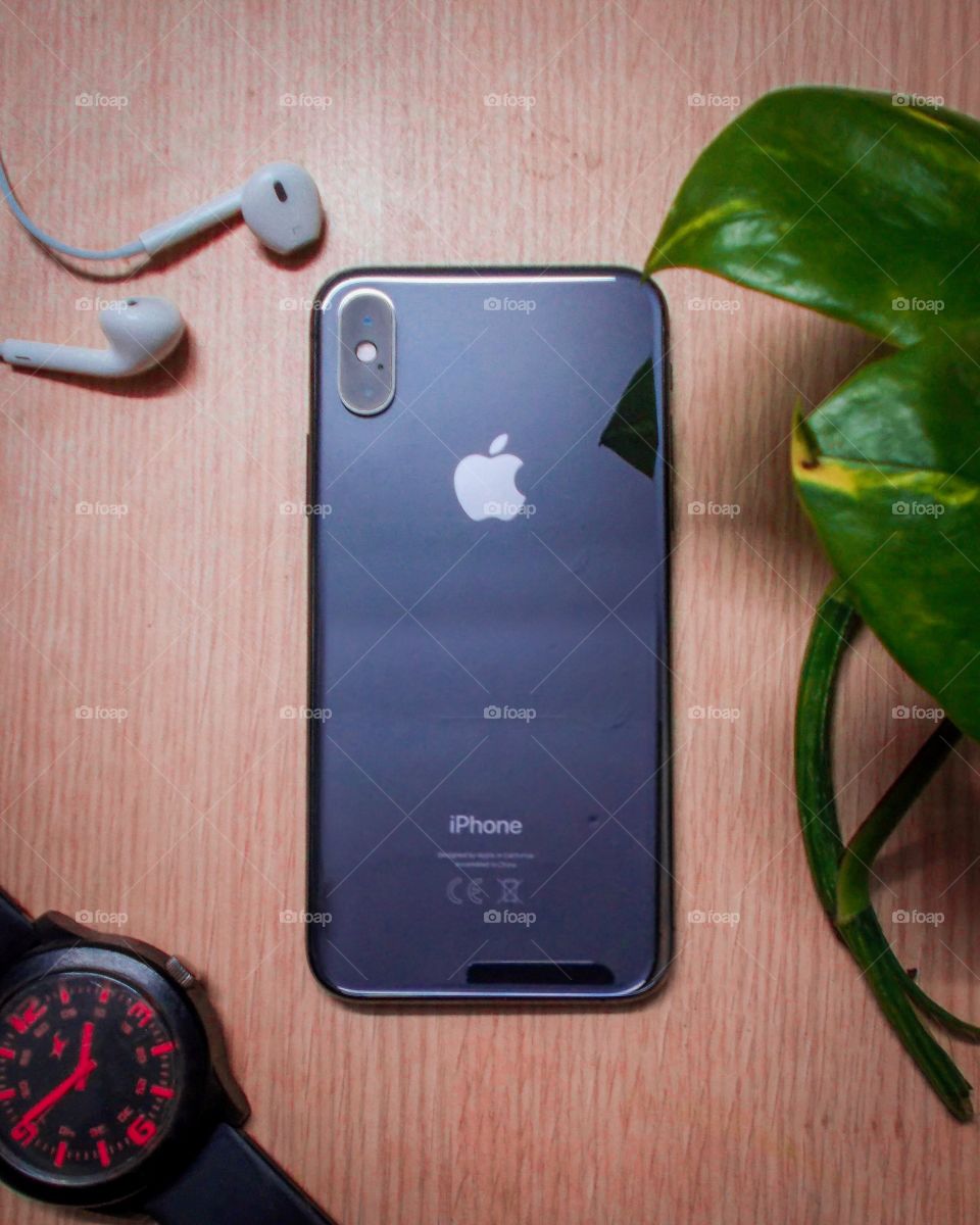 This photo shows iPhone XS in it’s full glory.