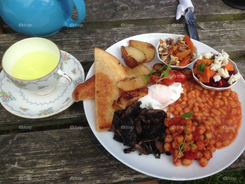 Vegetarian Englisch breakfast in Cornwall; baked beans, poached egg, grilled mushrooms, chick peas with tomato, baked potato, toast, grilled pear, cherry tomatoes, beetroot and pumpkin salad, nuts and dried fruits, fresh mint tea. Lovely!