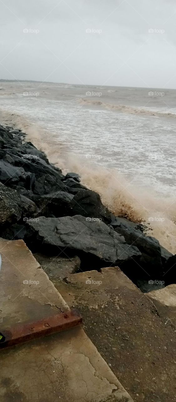 sea shore waves photo in India so beautiful waves on stone so peaceful place
