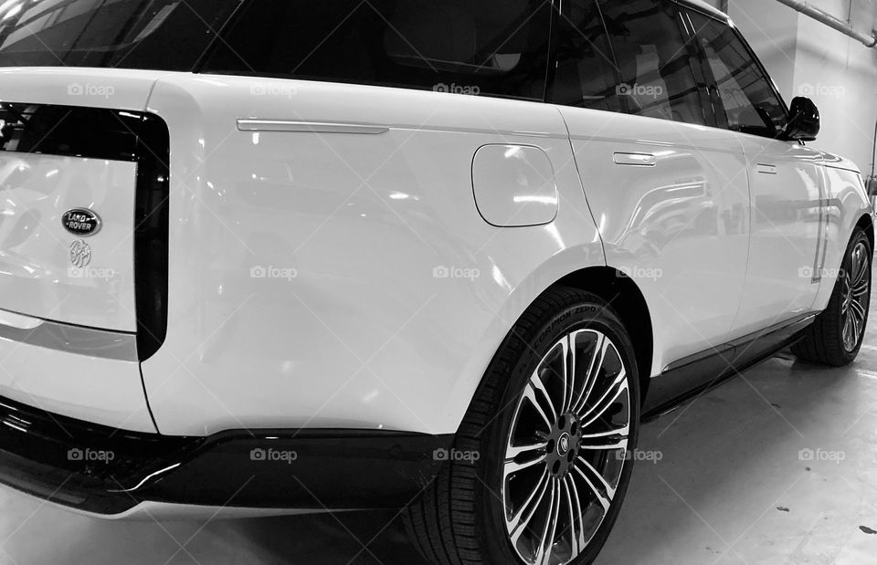 White Range Rover 2022 rear view design pattern 