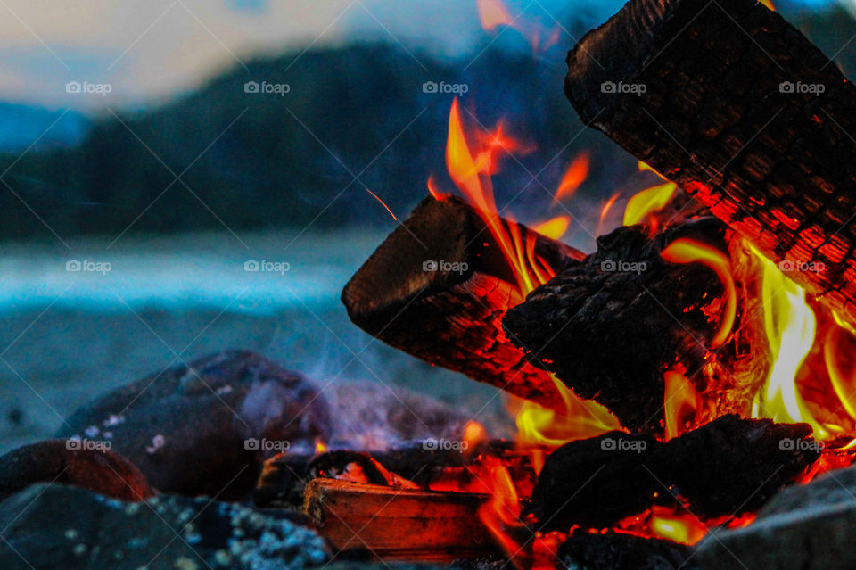 I love the colours of a fire & could watch one for hours. This night we lit a beach fire to keep us warm while we watched the sky fill with a myriad of coloured light, & the bright colourful fire flames & smoke dance & sway in the soft breeze. 🔥