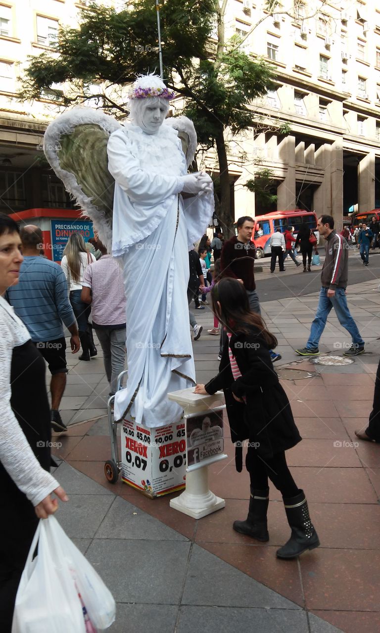 Uma moeda para um anjo no meio da rua