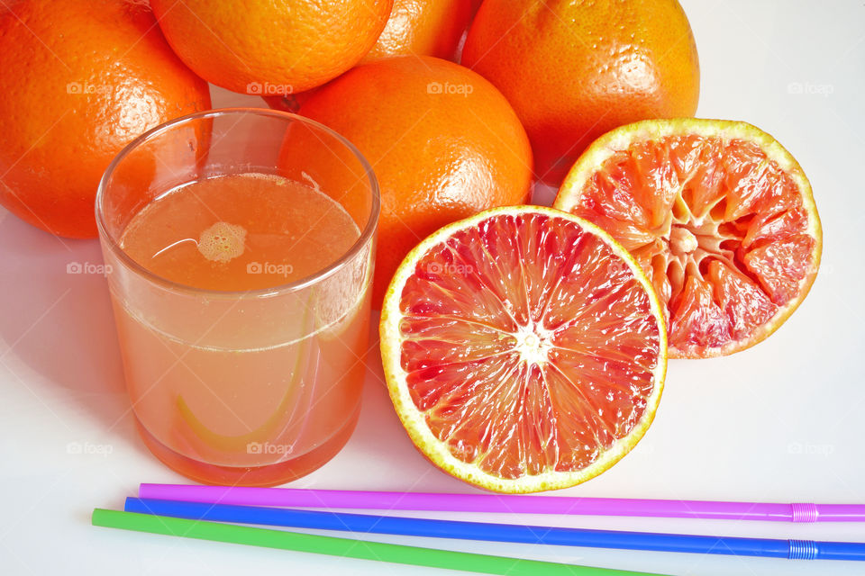 Grapefruit juice and slice of grapefruit