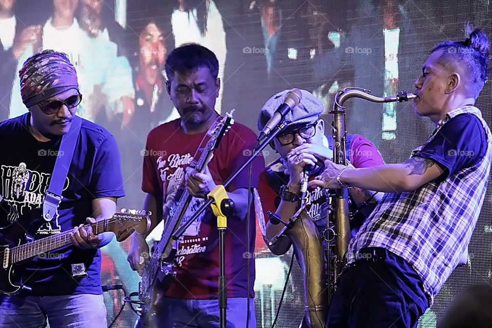 group band totalitas bermain musik