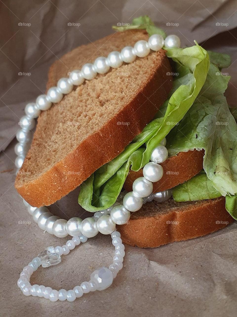 a sandwich with fashionable decorations instead of an edible part, which means an unreasonable expectation of fashion and fashionable products