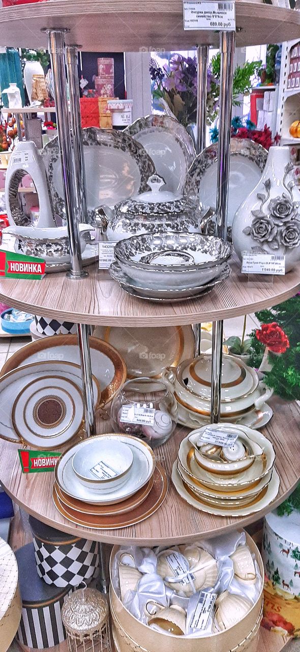 посуда красивая в магазине подарков