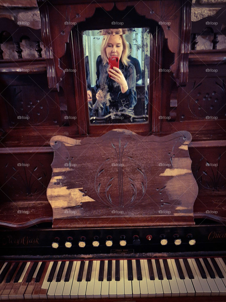 девушка в зеркале и старинное пианно