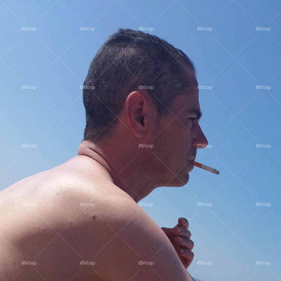Sergio numa praia em aportugal. dia lindo de sol e um mar azul