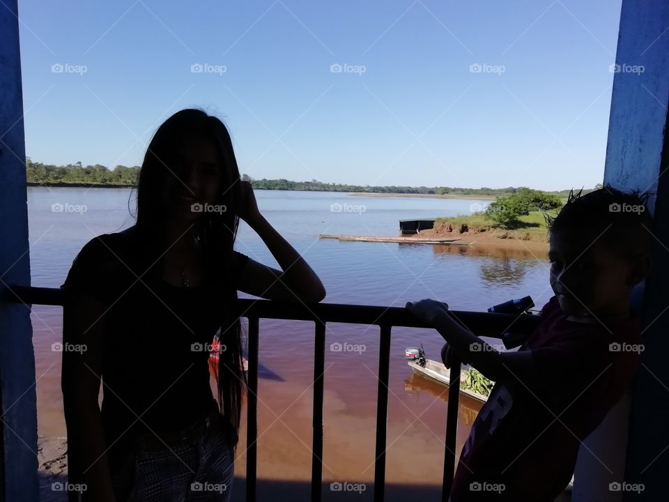 hermosa silueta frente al majestuoso río caqueta