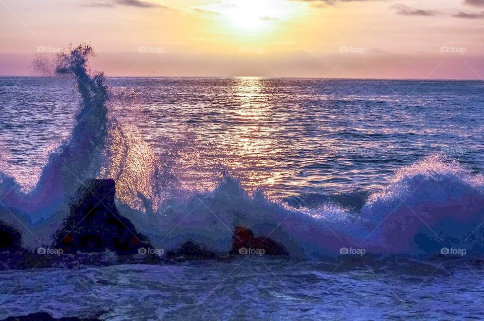 Wave breaking on rocks