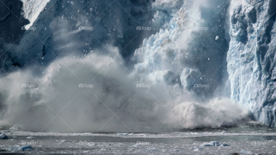 Iceberg che cade in acqua