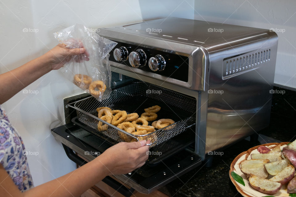 Frozen calamari rings to be air fried in the Toastmaster 
