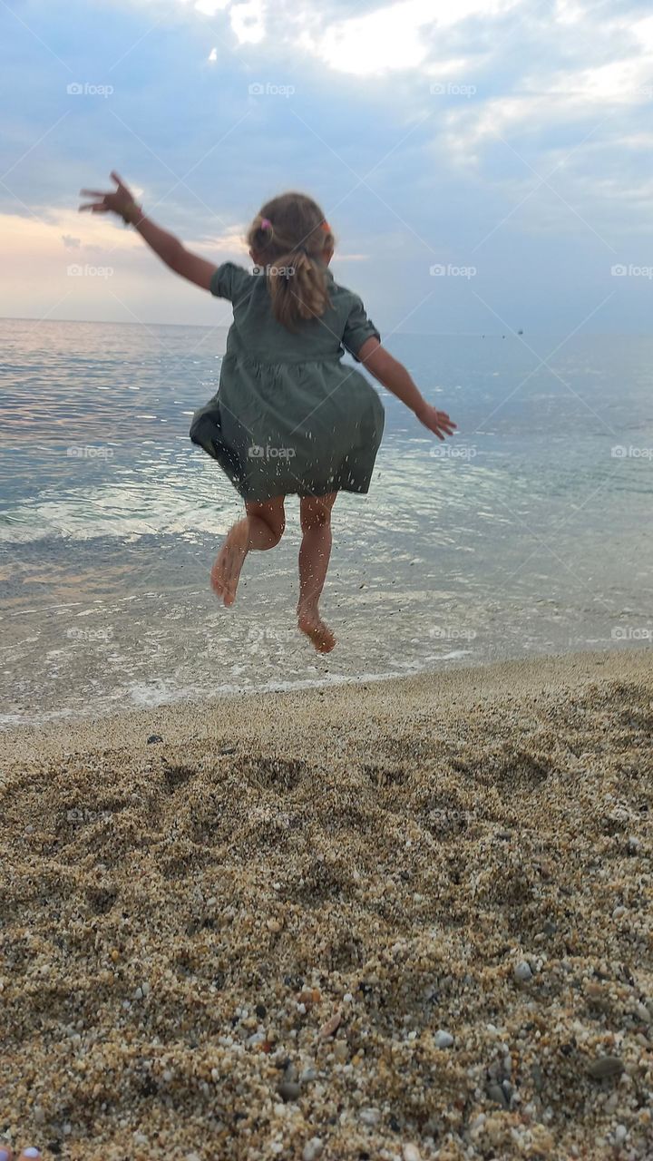Little girl and the sea