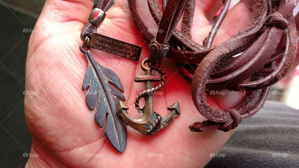 Correias e/ou pulseiras de couro legítimo, com pingentes. Acessórios masculino.