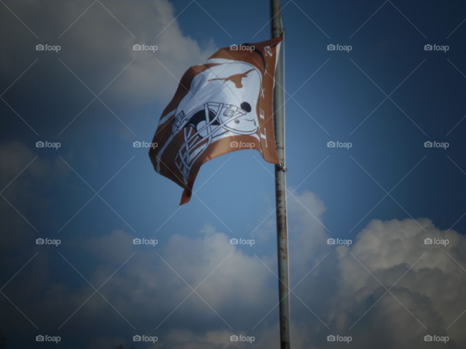 hook em horns. This is a picture of my neighbors flag. 👣 🚶 🏃 🔥 💨