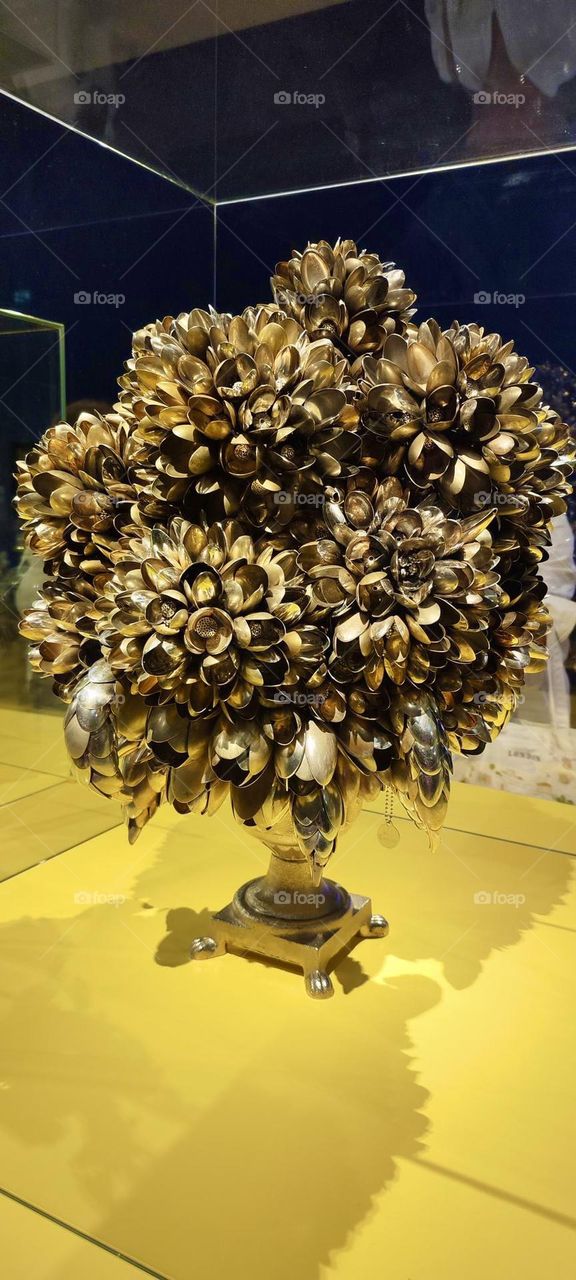 „Flowers Forever“ is the title of a recent expo in „Munich“, Germany. It showcased art that has to do with flowers, art that was made from flowers - in their dried state - or that represented flowers as is the case here. 2023. Hypnotic Productions