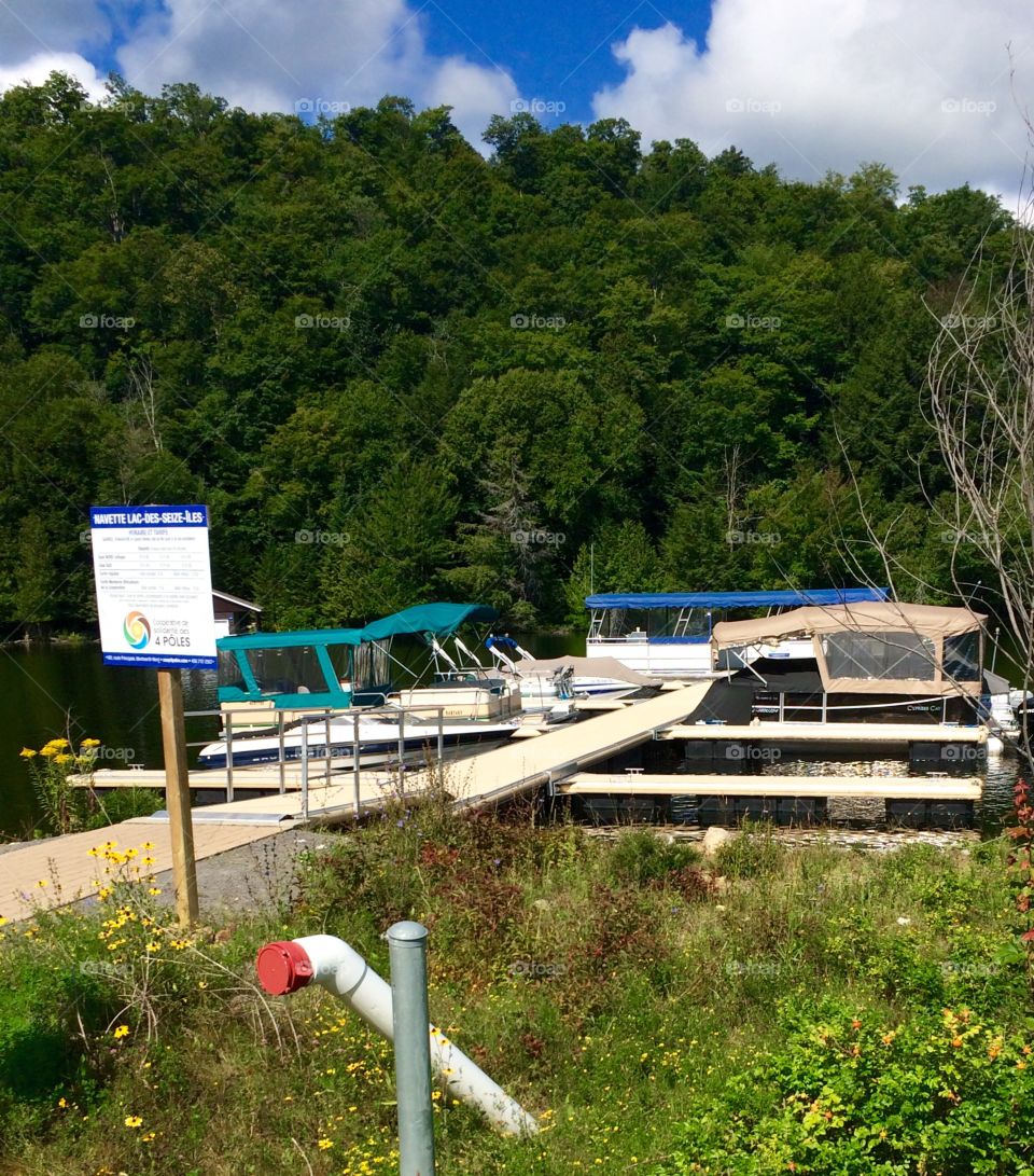 Small port in Laurentides with boats & docks.