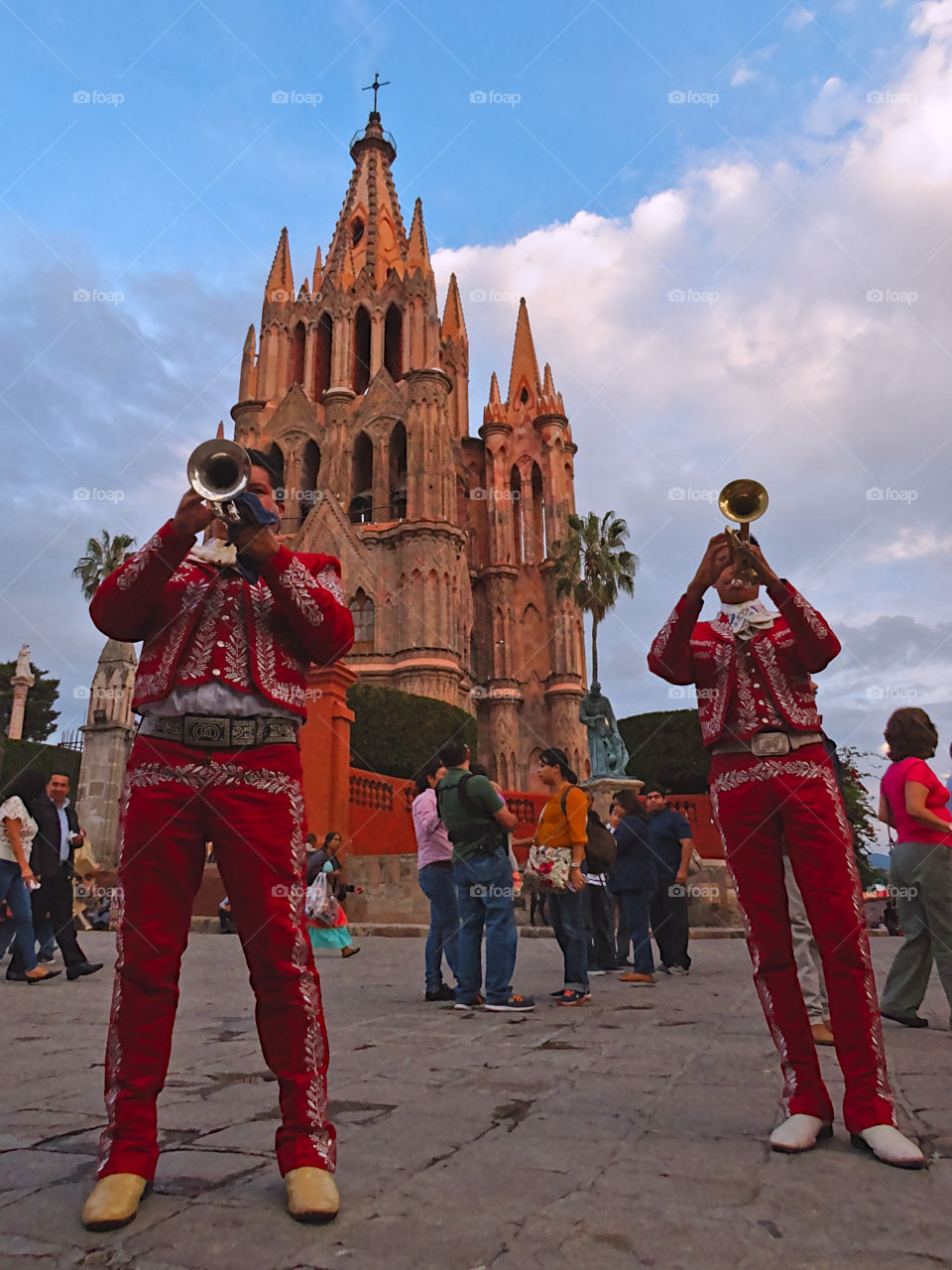 Mariachi musicians performing in the downtown area on front of the church "Parroquia de San Miguel Arcangel" of San Miguel de Allende, Guanajuato, Mexico