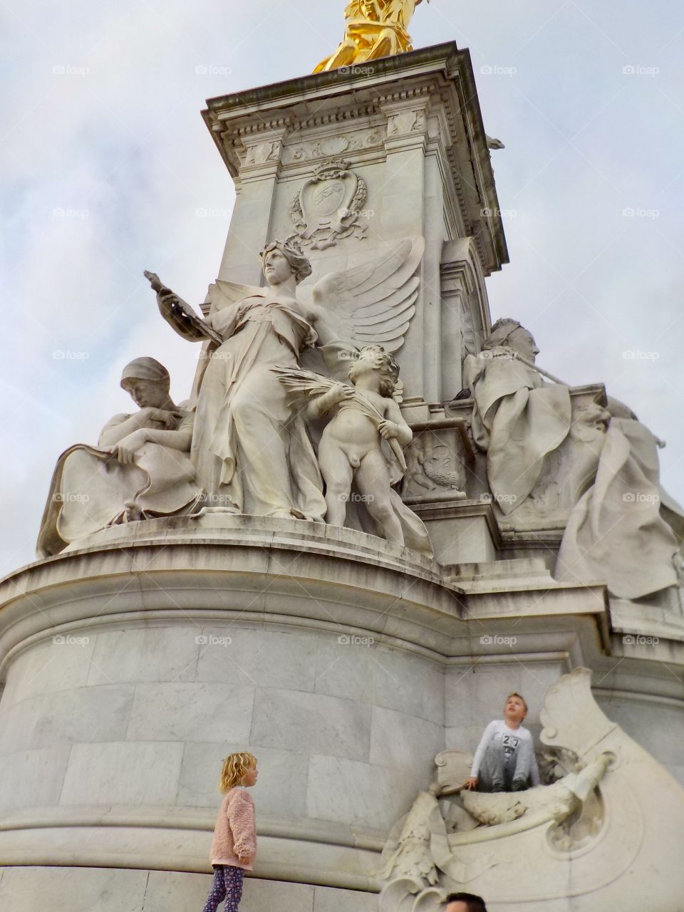 Chilling in front of Buckingham palace 