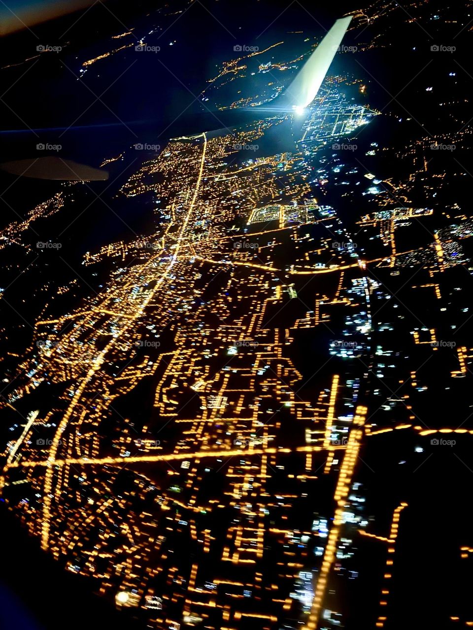 Ночной город. Вид с илюминатора самолета 