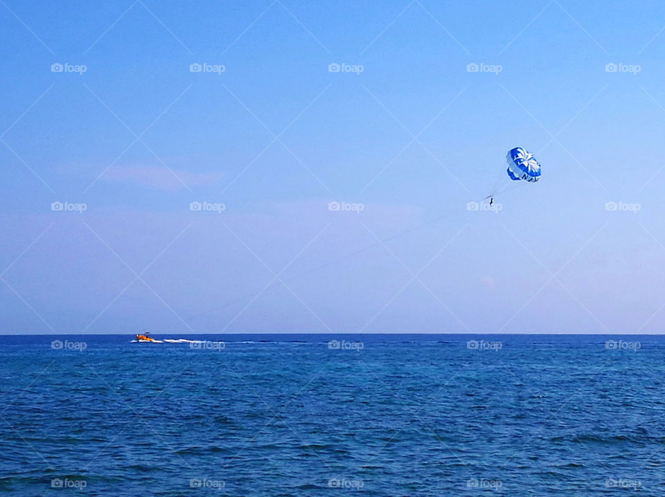 Sea, Blue Sky and Parachute Sport Game
