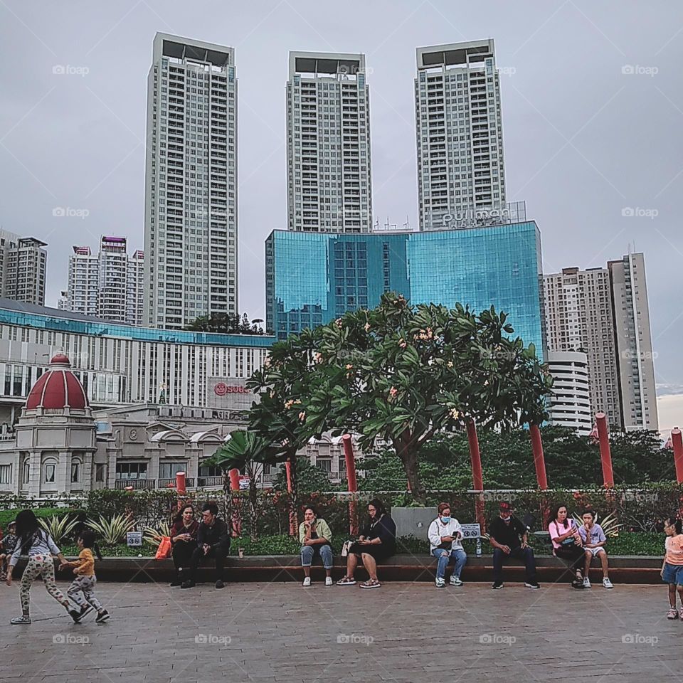 Relaxing place in the middle of tall buildings