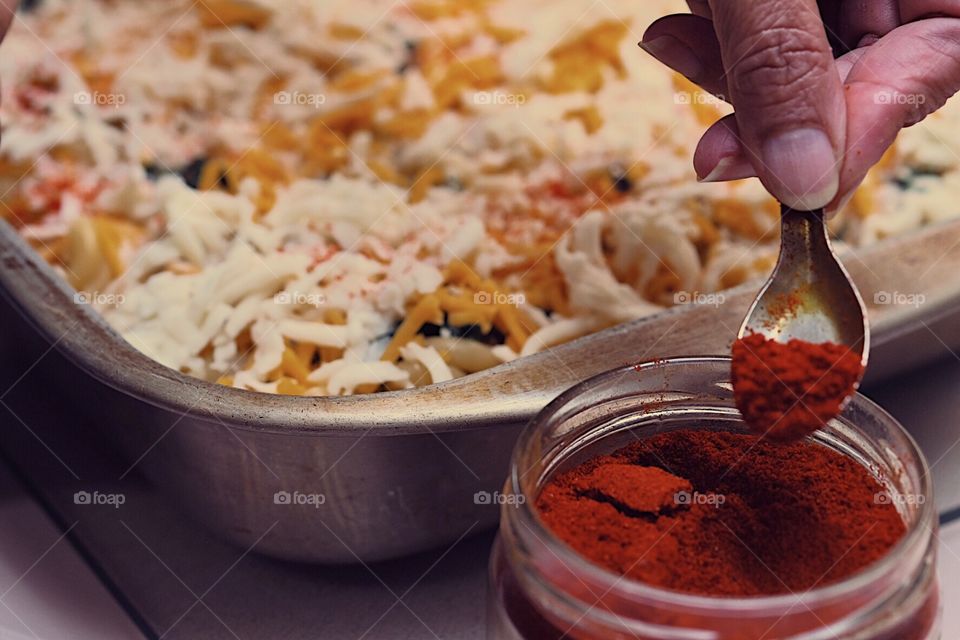 Macaroni and cheese with spinach, preparing Thanksgiving dinner, food with family, cooking dinner, preparing dinner, macaroni cheese dish, delicious food, comfort food