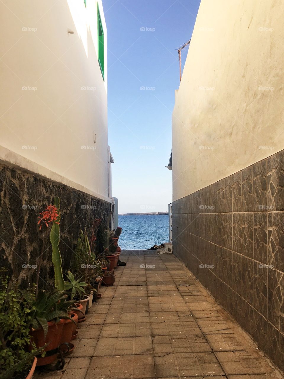 Alley way to the sea