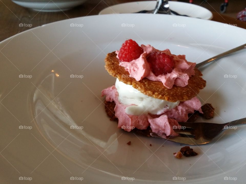 treat  aftershave dinner. raspberry cream with creatieve and White chocolate icecream