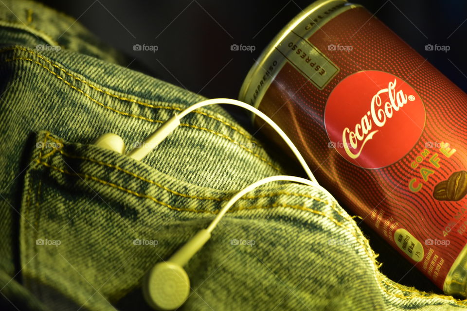 Listening to music with Coca-Cola! / Ouvindo música com a Coca-Cola! 