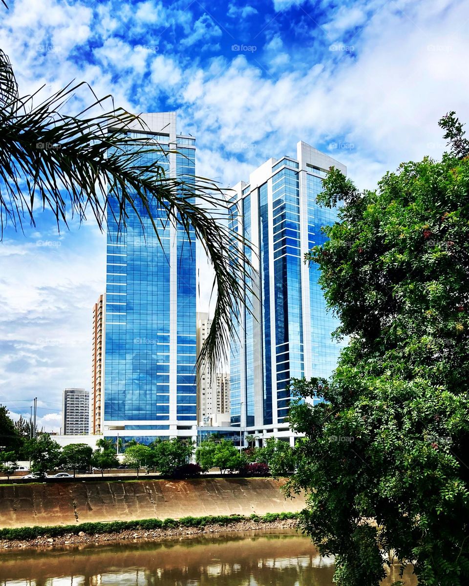 🇺🇸 The grandeur of the buildings in the city of São Paulo (Brazil) by the river / 🇧🇷 A imponência dos prédios da cidade de São Paulo (Brasil) à beira do rio Tietê.