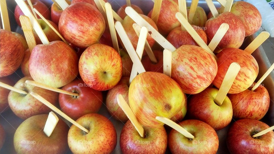 Preparação de maçãs do amor.