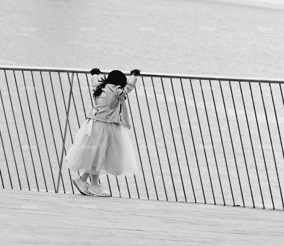 Mädchen im Balarinakleid allein