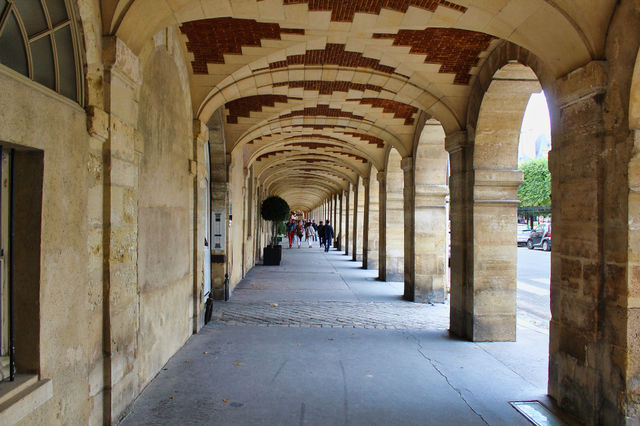 archway in the old town of paris