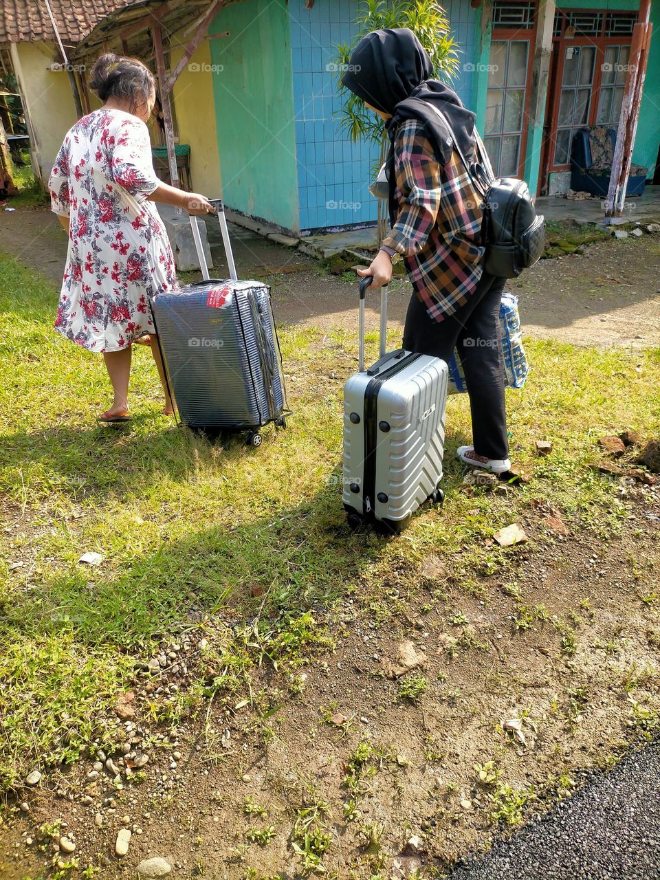 come home from traveling