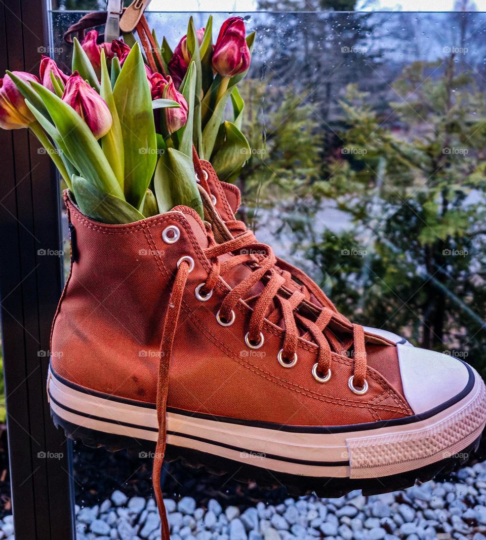 Springtime, Springshoes and springflowers. 
Thats spring for me . 
Sneakers and flowers ❤️