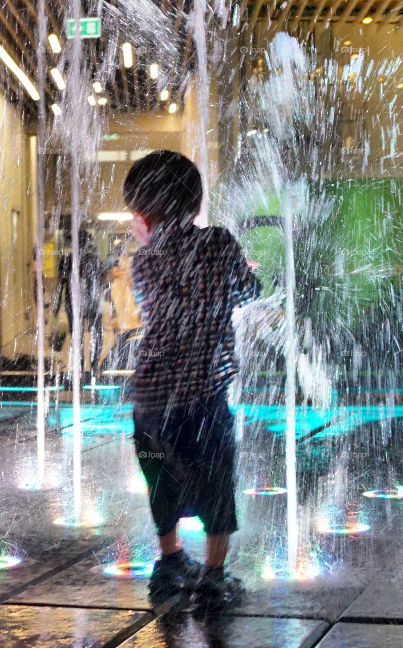 chid play with fountain