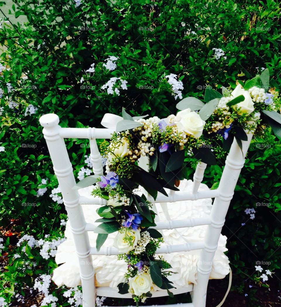 Garland on the chair 