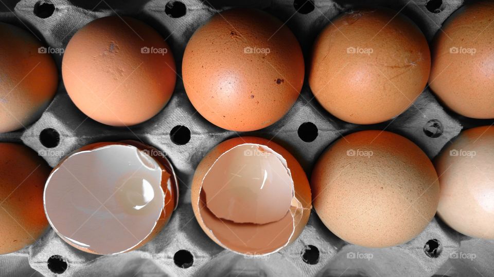 Ovos inteiros e quebrados em cartela.