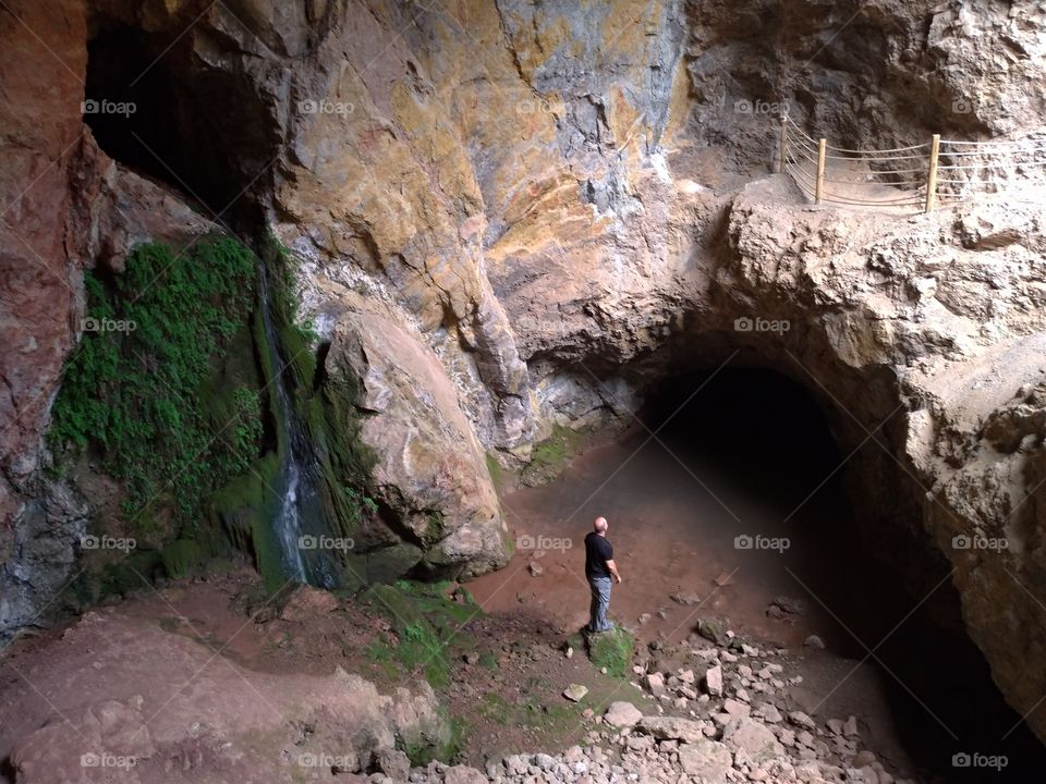 Un hombre dentro de una cueva