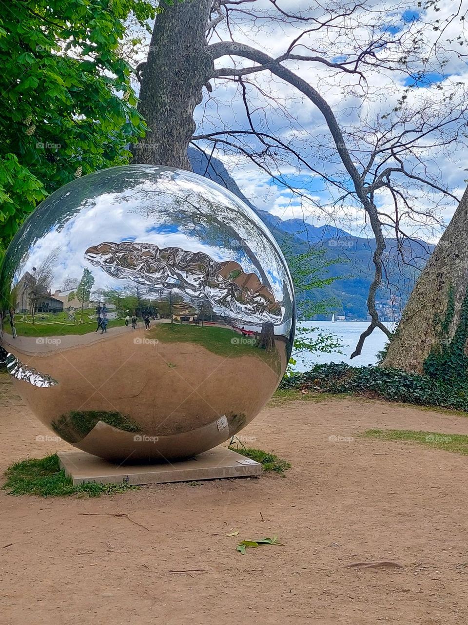 A spherical mirror in nature in which people and nature are reflected by the lake