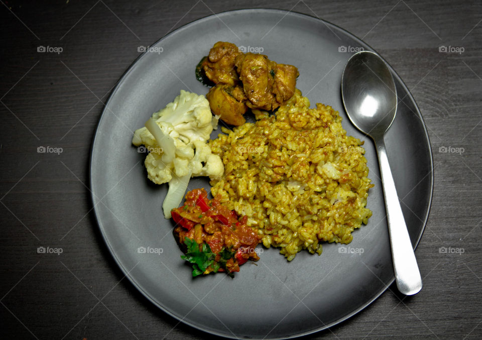 Simple fried rice with curry, cauliflower and chutney