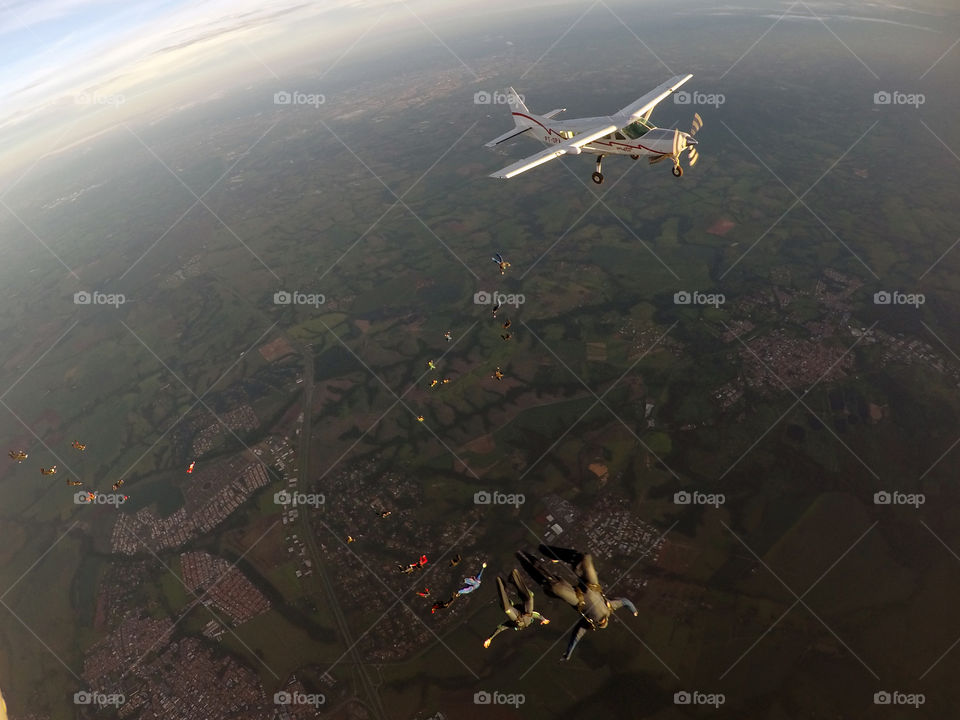 skydivers from different planes