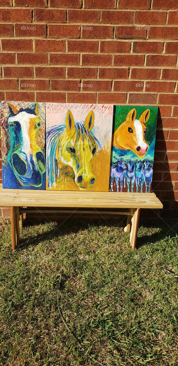 pinturas varias de caballos en acrílico,obras de arte en un banquillos de madera