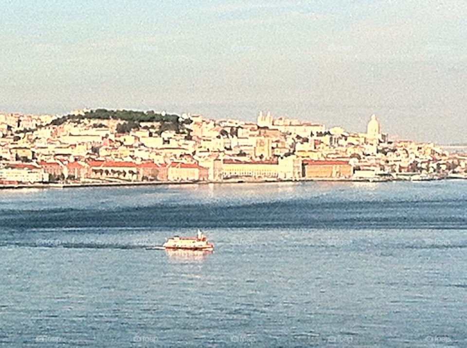 Rio Tejo. Rio e o barco