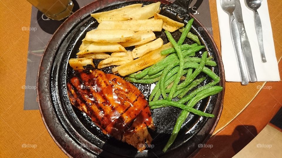 pechuga azada con ejotes salteados y papas