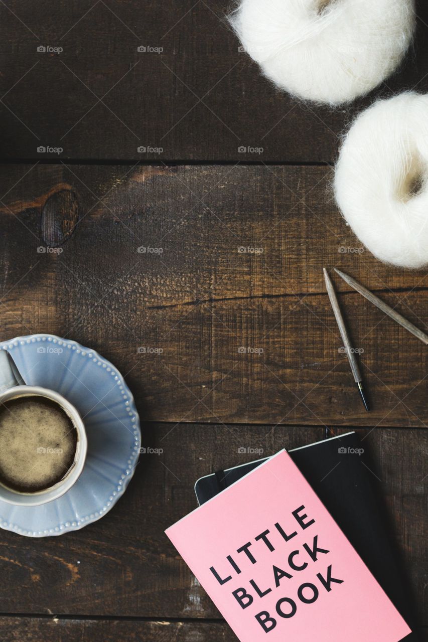 Café,un cuaderno,agujas de tejer y Lana