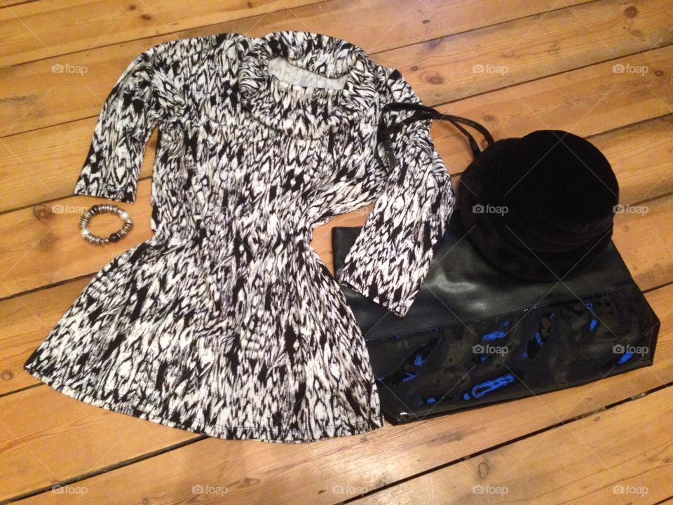 B/W tunic top, hat & handbag - team with black leggings & ankle boots