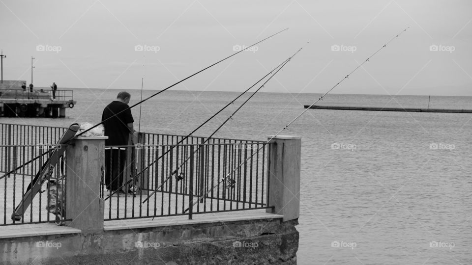 Pescatore sul molo di Mondello (Palermo) - fisherman in Palermo