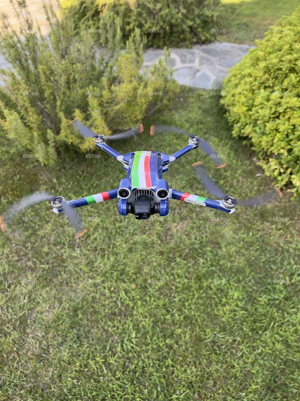 Drone DJI Mini 3 Pro rasoterra frontale